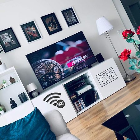 E1 Luxury Oldtown Apt - 2X Parking, Foodstore, Pcscreen, Netflix, Unlimited Music, Crib, Babychair, Fastwifi, Aircon Kosice Luaran gambar