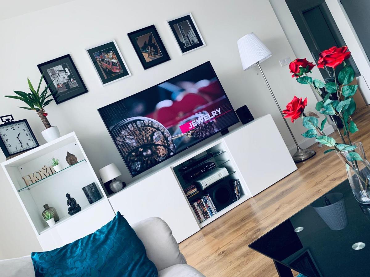 E1 Luxury Oldtown Apt - 2X Parking, Foodstore, Pcscreen, Netflix, Unlimited Music, Crib, Babychair, Fastwifi, Aircon Kosice Luaran gambar