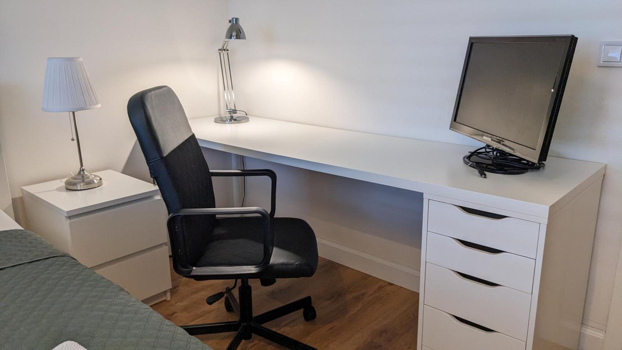 E1 Luxury Oldtown Apt - 2X Parking, Foodstore, Pcscreen, Netflix, Unlimited Music, Crib, Babychair, Fastwifi, Aircon Kosice Luaran gambar