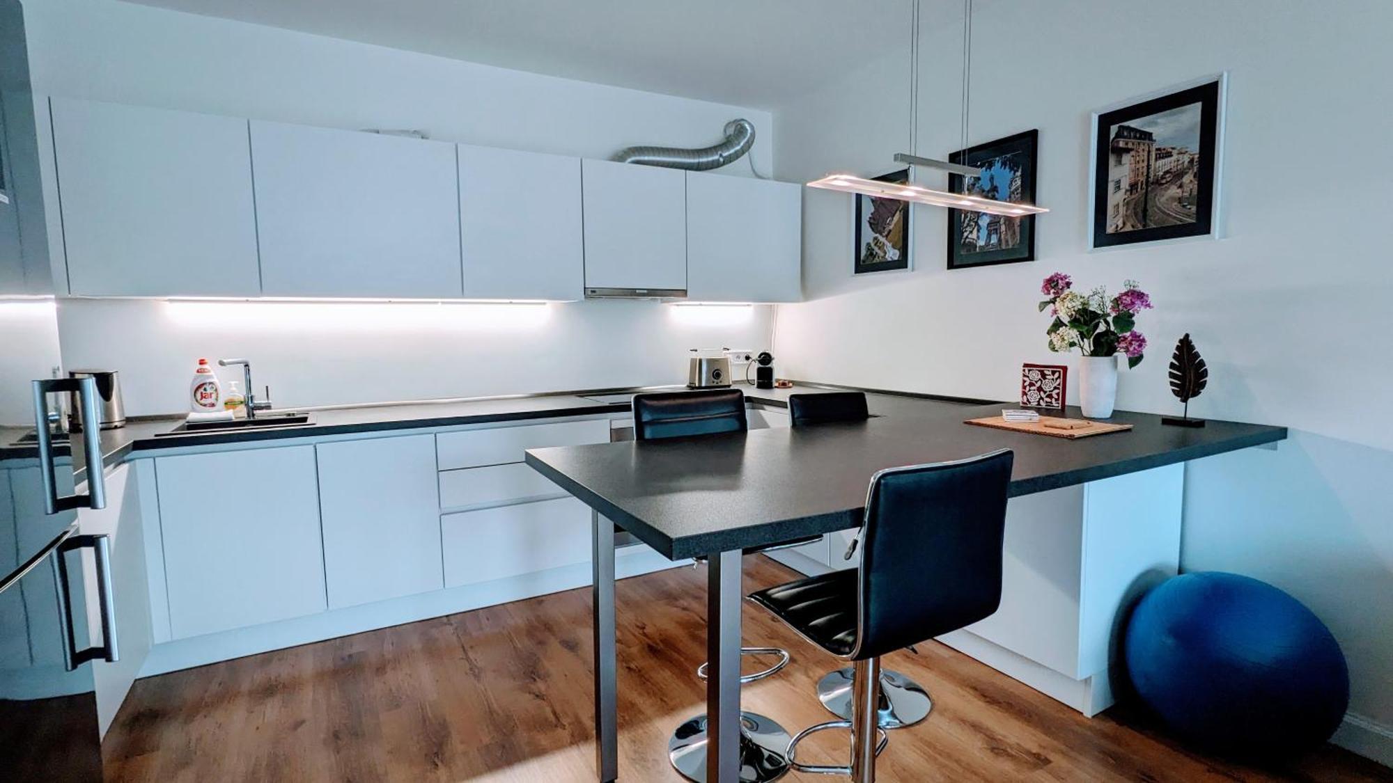 E1 Luxury Oldtown Apt - 2X Parking, Foodstore, Pcscreen, Netflix, Unlimited Music, Crib, Babychair, Fastwifi, Aircon Kosice Luaran gambar