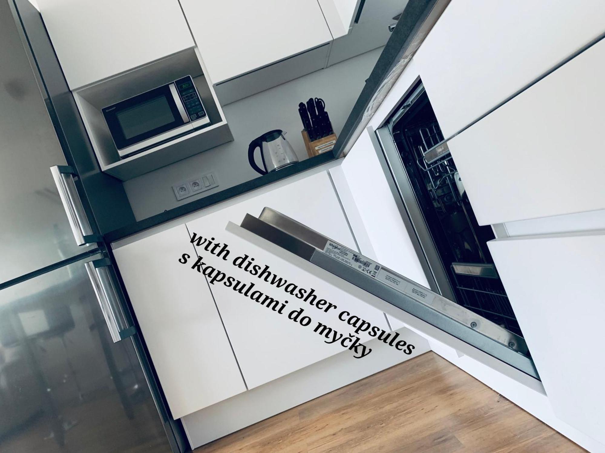 E1 Luxury Oldtown Apt - 2X Parking, Foodstore, Pcscreen, Netflix, Unlimited Music, Crib, Babychair, Fastwifi, Aircon Kosice Luaran gambar